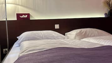 Doppelzimmer | Allergikerbettwaren, Verdunkelungsvorhänge, kostenloses WLAN, Bettwäsche