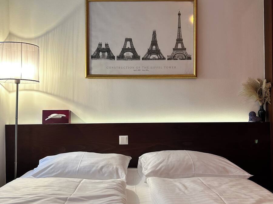 Habitación doble | Ropa de cama hipoalergénica, cortinas opacas, wifi gratis y ropa de cama