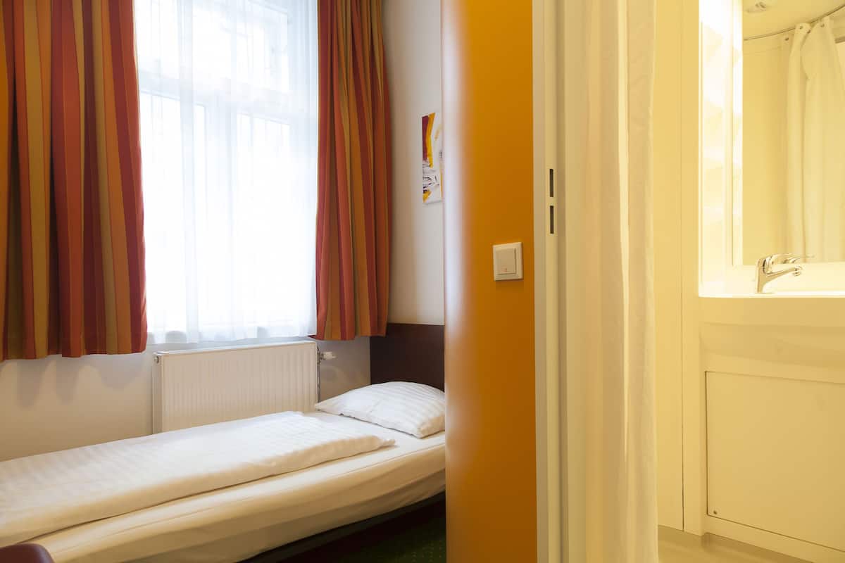 Single Room | Peralatan tempat tidur hipoalergenik, langsir/tirai gelap terus