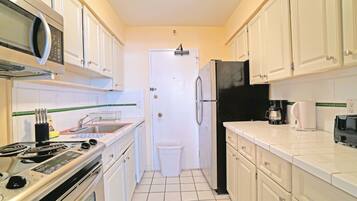 Executive One Bedroom Apartment with Ocean View | Private kitchen | Full-sized fridge, microwave, oven, stovetop