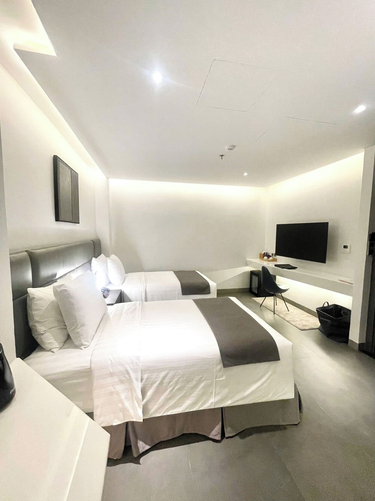 Minibar, caja de seguridad en la habitación y escritorio 