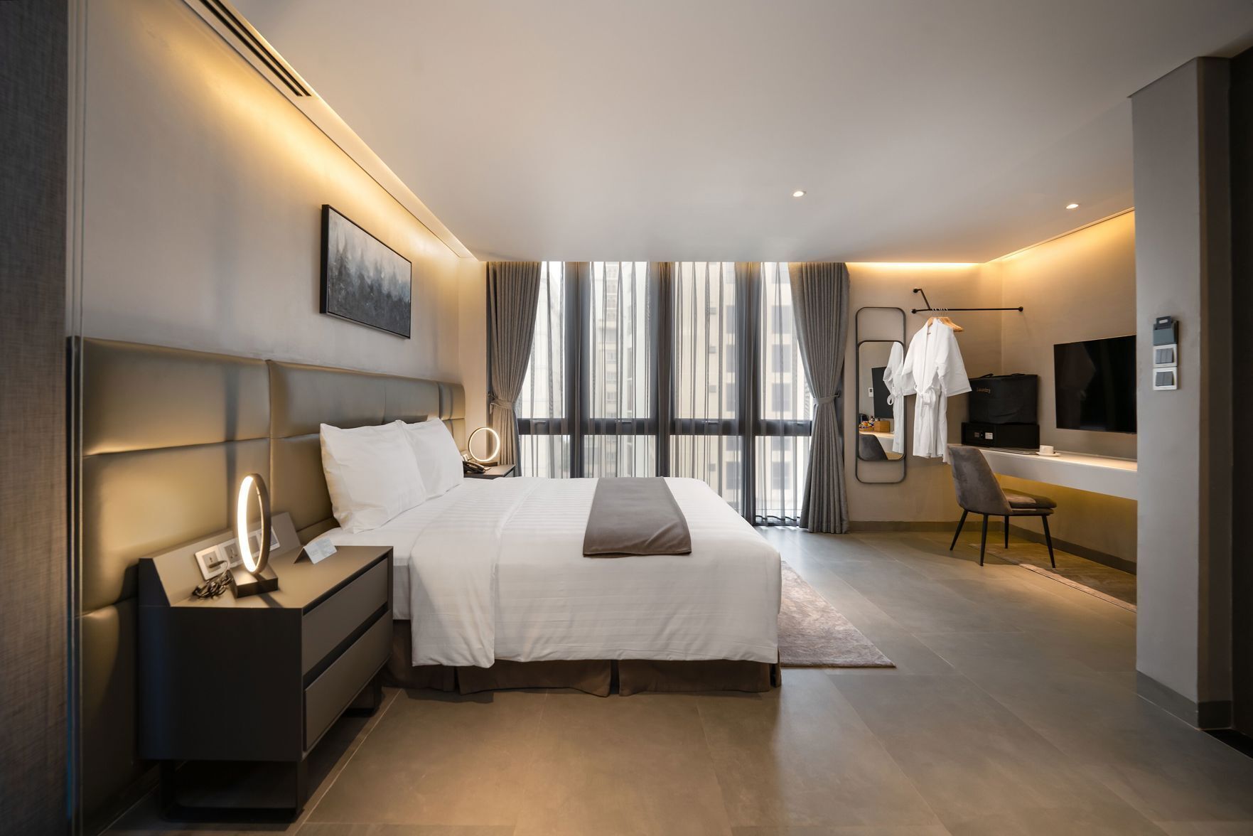 Minibar, pengeskab på værelset, skrivebord, lydisolering