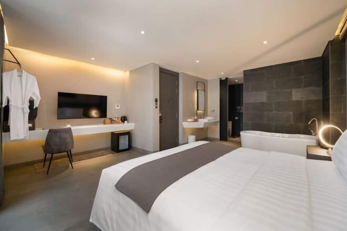 Minibar, caja de seguridad en la habitación y escritorio