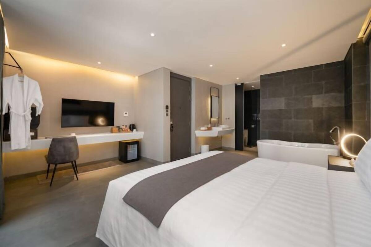1 bedroom, minibar, in-room safe, desk