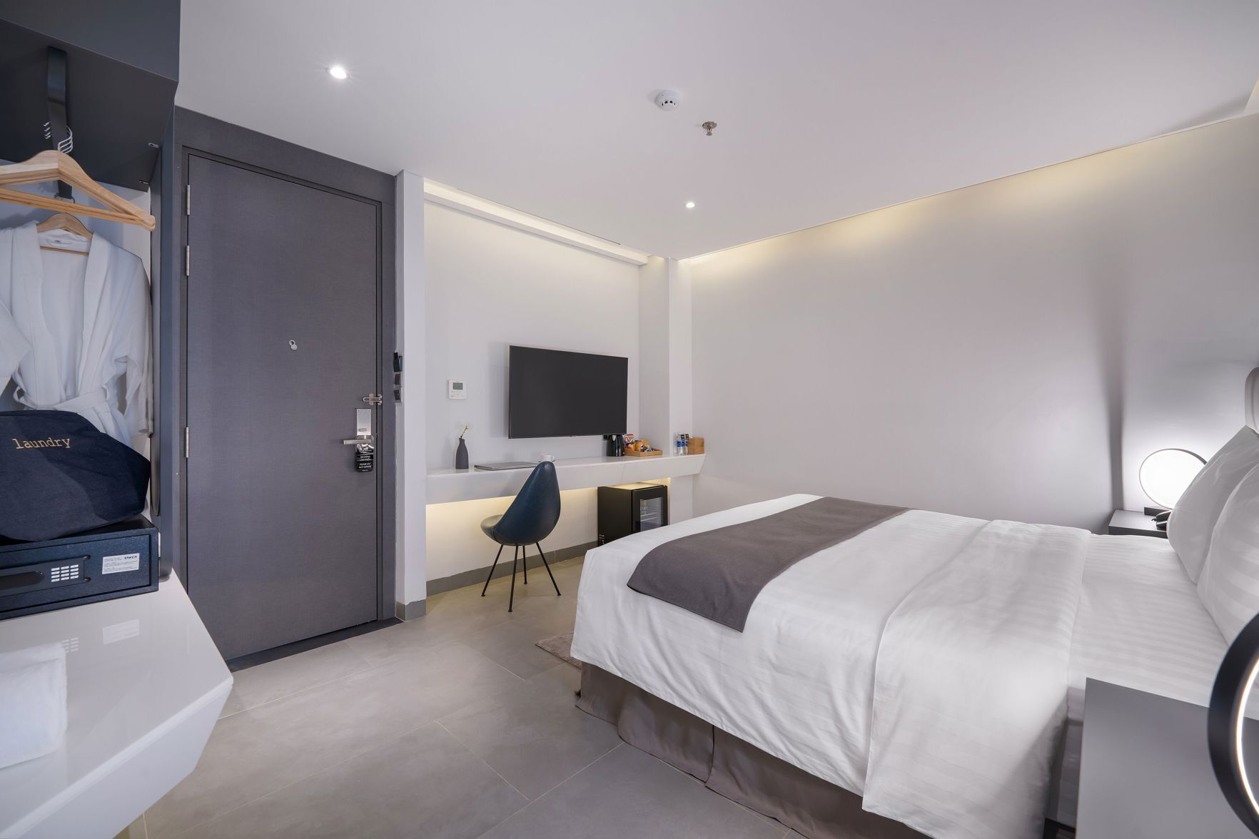 Minibar, pengeskab på værelset, skrivebord, lydisolering