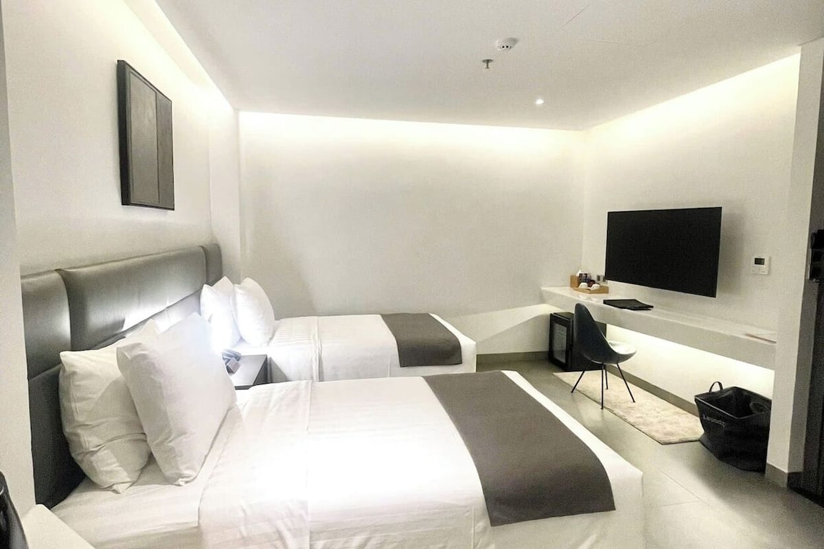 Minibar, caja de seguridad en la habitación y escritorio