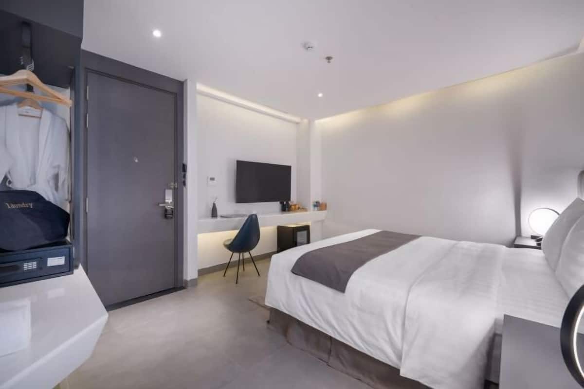 Minibar, caja de seguridad en la habitación y escritorio