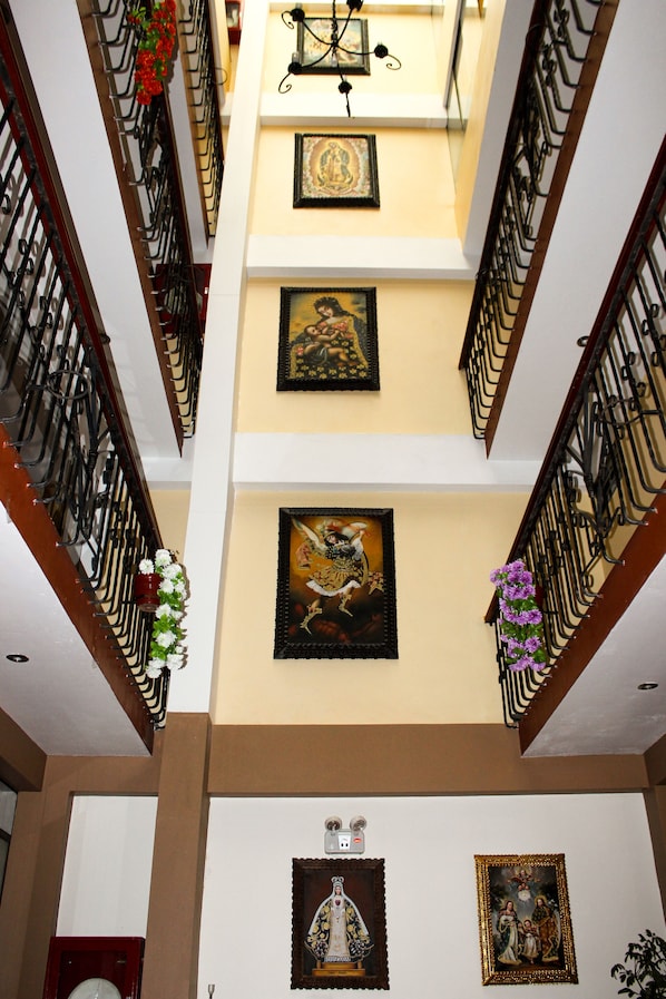 Televisión LED de 32 pulgadas con canales por cable, una televisión