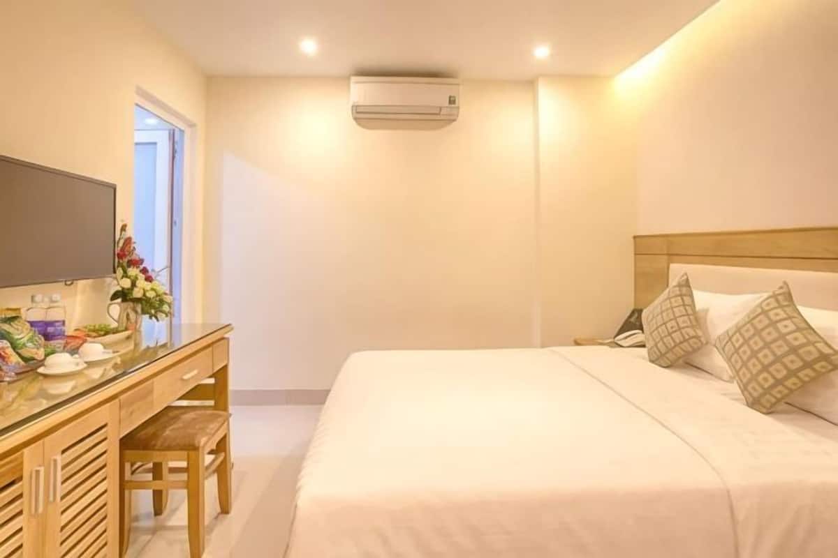 Hypo-allergenic bedding, minibar, in-room safe, desk