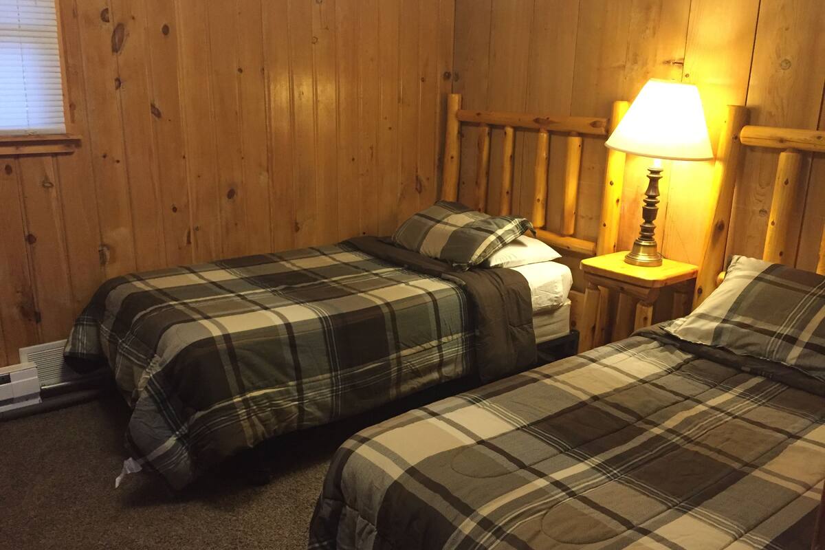 Cabin 1, lakefront, 2 rooms | WiFi (free), bed sheets