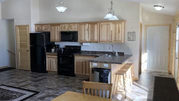 Family Cabin, 3 Bedrooms, Lake View | Private kitchen | Full-size fridge, microwave, oven, stovetop