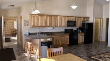 Family Cabin, 2 Bedrooms, Lake View | Free WiFi, bed sheets