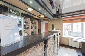 Serveert ontbijt, lunch en diner