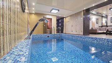 2 indoor pools