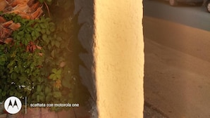 Une villa nommée « Villa Thomas », avec un numéro de téléphone et un lampadaire.