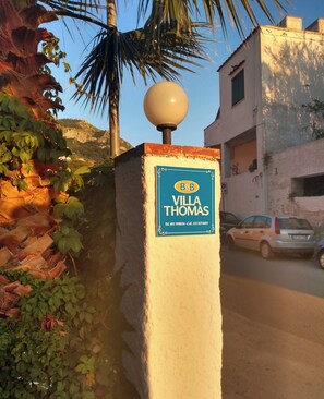 A villa named 'Villa Thomas' with a contact number and a lamp post. - Villa Thomas B&B (Forio)