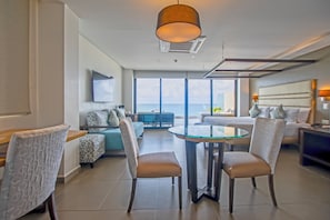 Suite Premium, 1 cama King size, vista al mar con jacuzzi privado | Area soggiorno | TV a schermo piatto, film pay-per-view