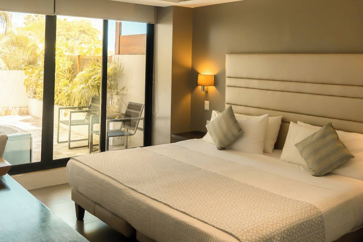 Habitación Premium, 1 cama King size, con balcon lateral | 高档床上用品、迷你吧、客房内保险箱、办公桌