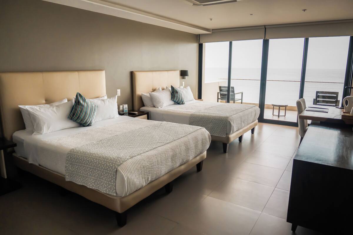 尊荣双床房, 海景 | 高档床上用品、迷你吧、客房内保险箱、办公桌