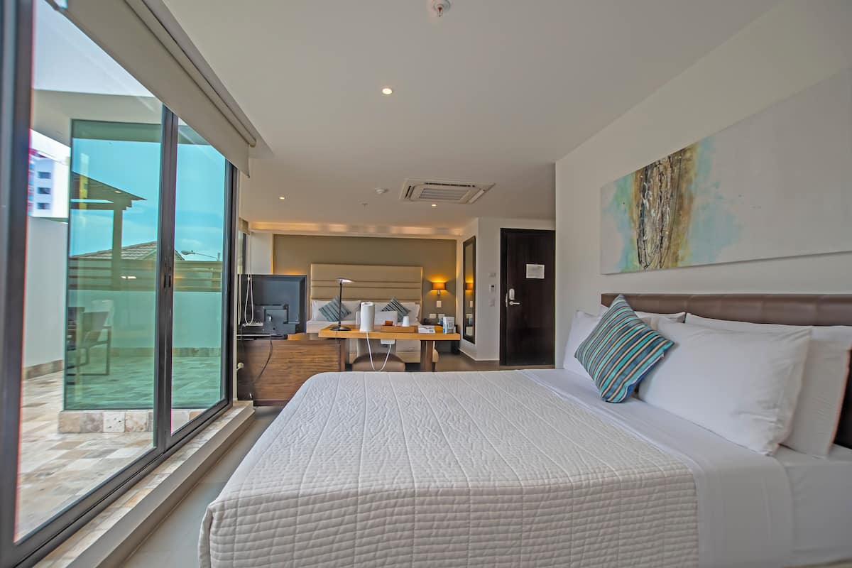 Standard Twin Room, Accessible | 1 bedroom, premium bedding, minibar, in-room safe