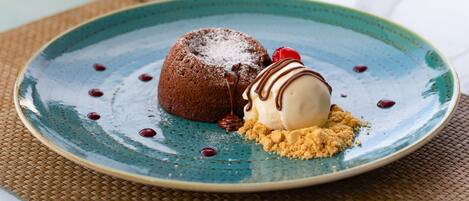 Un postre sobre un plato con mantel texturizado.