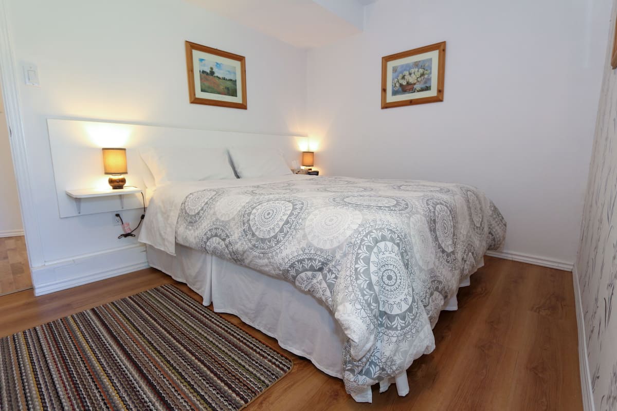 Espacio para trabajar con laptop, wifi gratis y ropa de cama