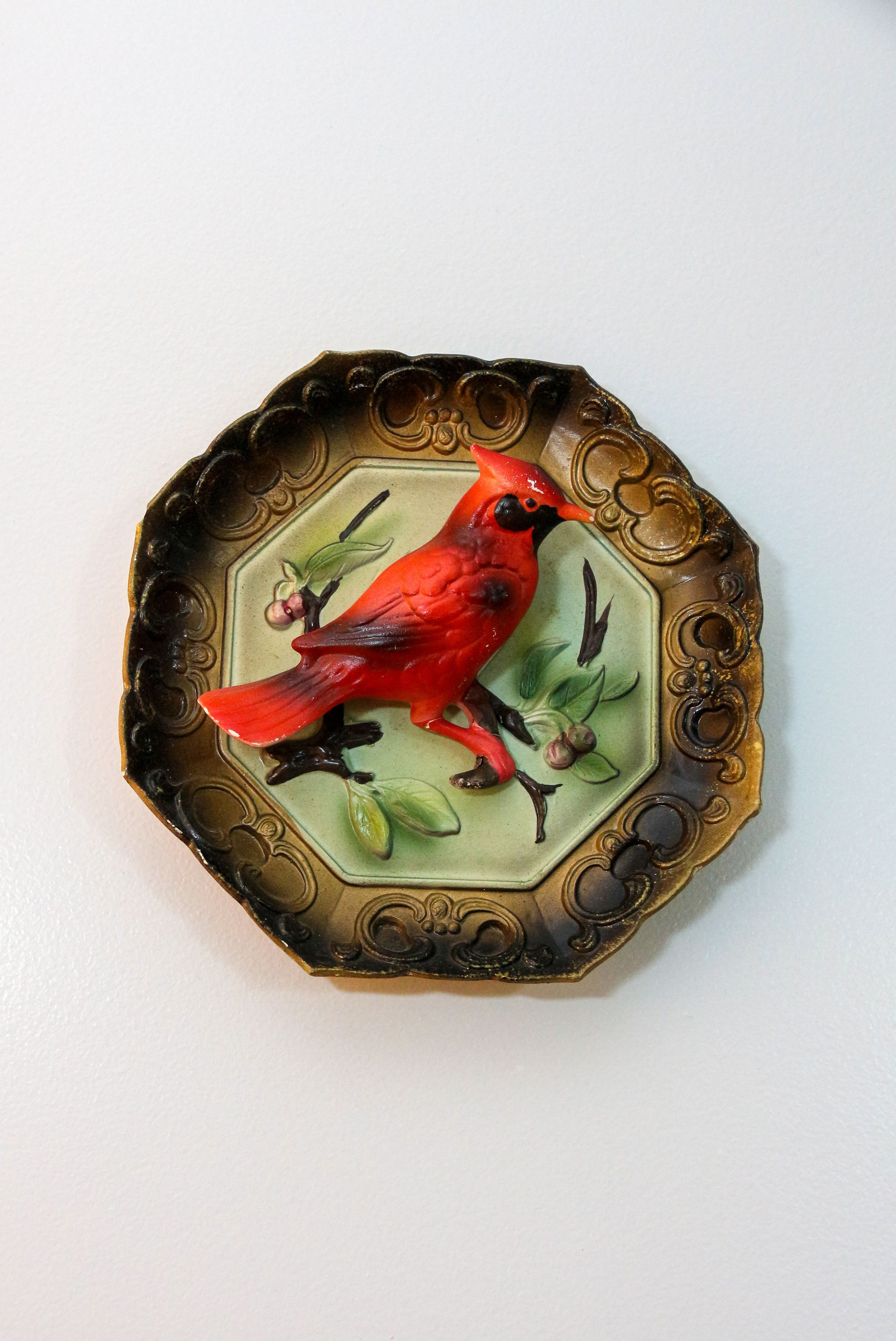 Un piatto decorativo con un motivo a uccello.