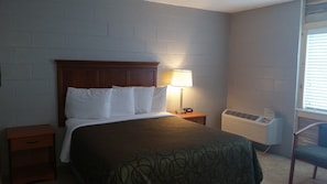 Room, 1 Queen Bed, Non Smoking | Desk, blackout drapes, iron/ironing board, free WiFi