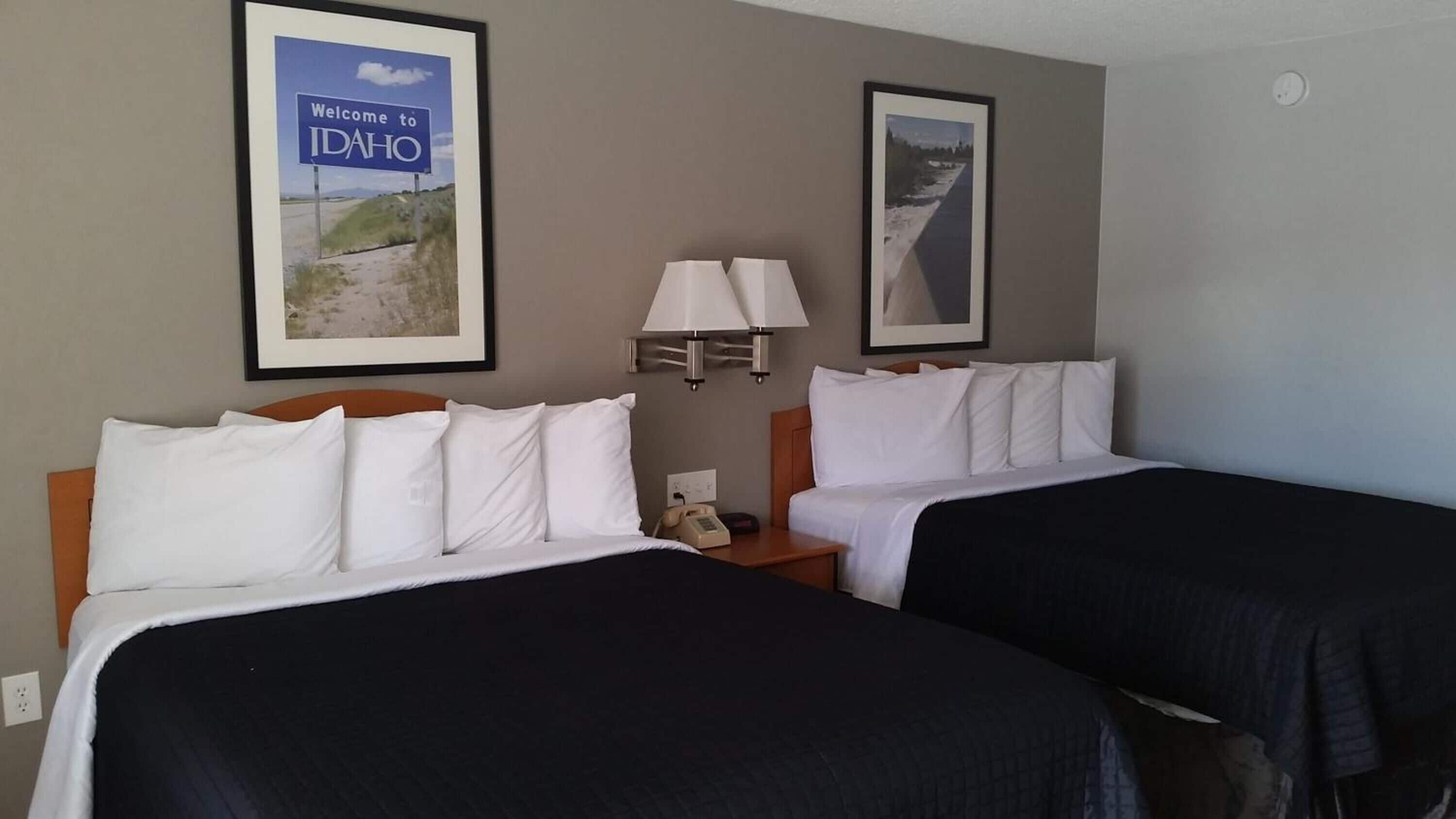 Een bureau, verduisterende gordijnen, een strijkplank/strijkijzer