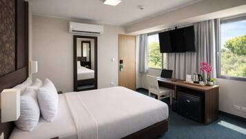 Suite, bañera de hidromasaje | Minibar, caja fuerte, escritorio y wifi gratis