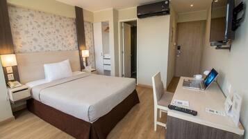 Habitación estándar | Minibar, caja fuerte, escritorio y wifi gratis