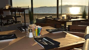 Breakfast, dinner, brunch served; ocean views