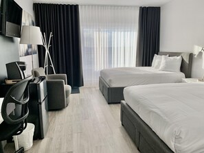 Standardzimmer, 2 Doppelbetten, Meerblick | Schreibtisch, schallisolierte Zimmer, Bügeleisen/Bügelbrett