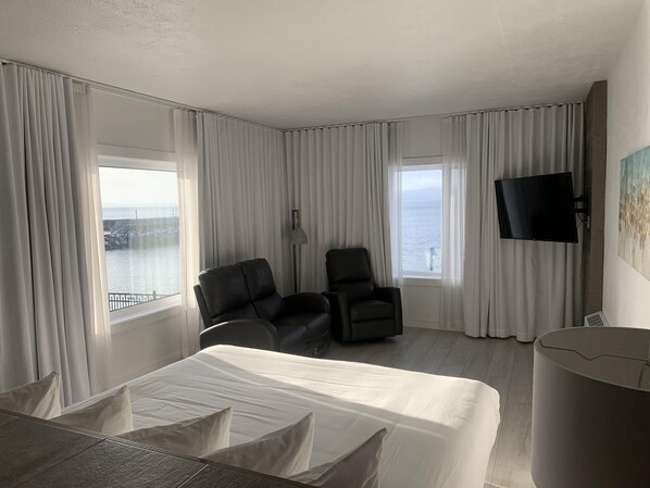 Suite, 1 Queen Bed, Sea View
