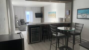 Suite, 1 queensize-seng, sjøutsikt | Skrivebord, lydisolert, strykejern/-brett og ekstrasenger (inkludert)