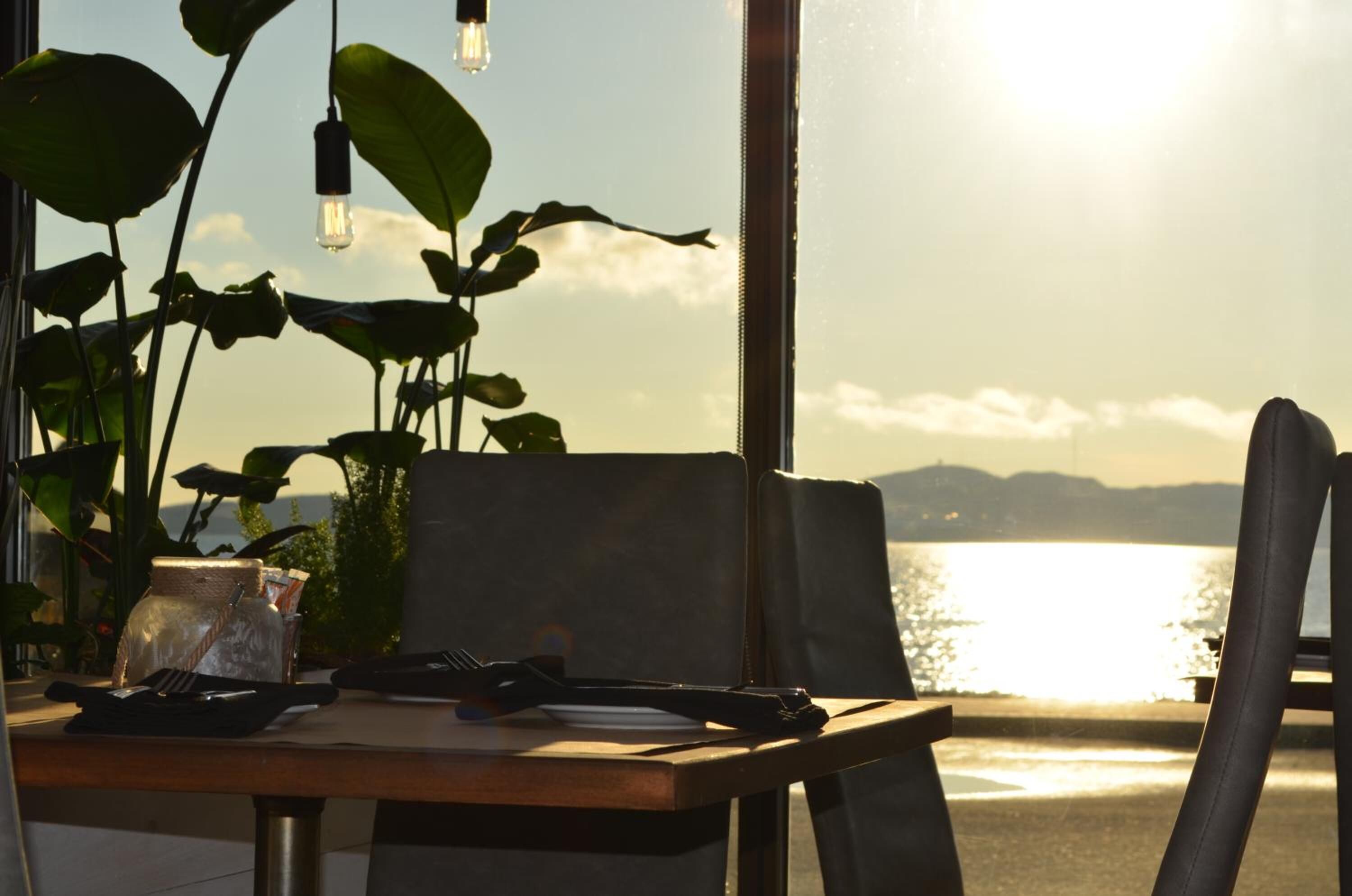 Breakfast, dinner, brunch served; sea views 