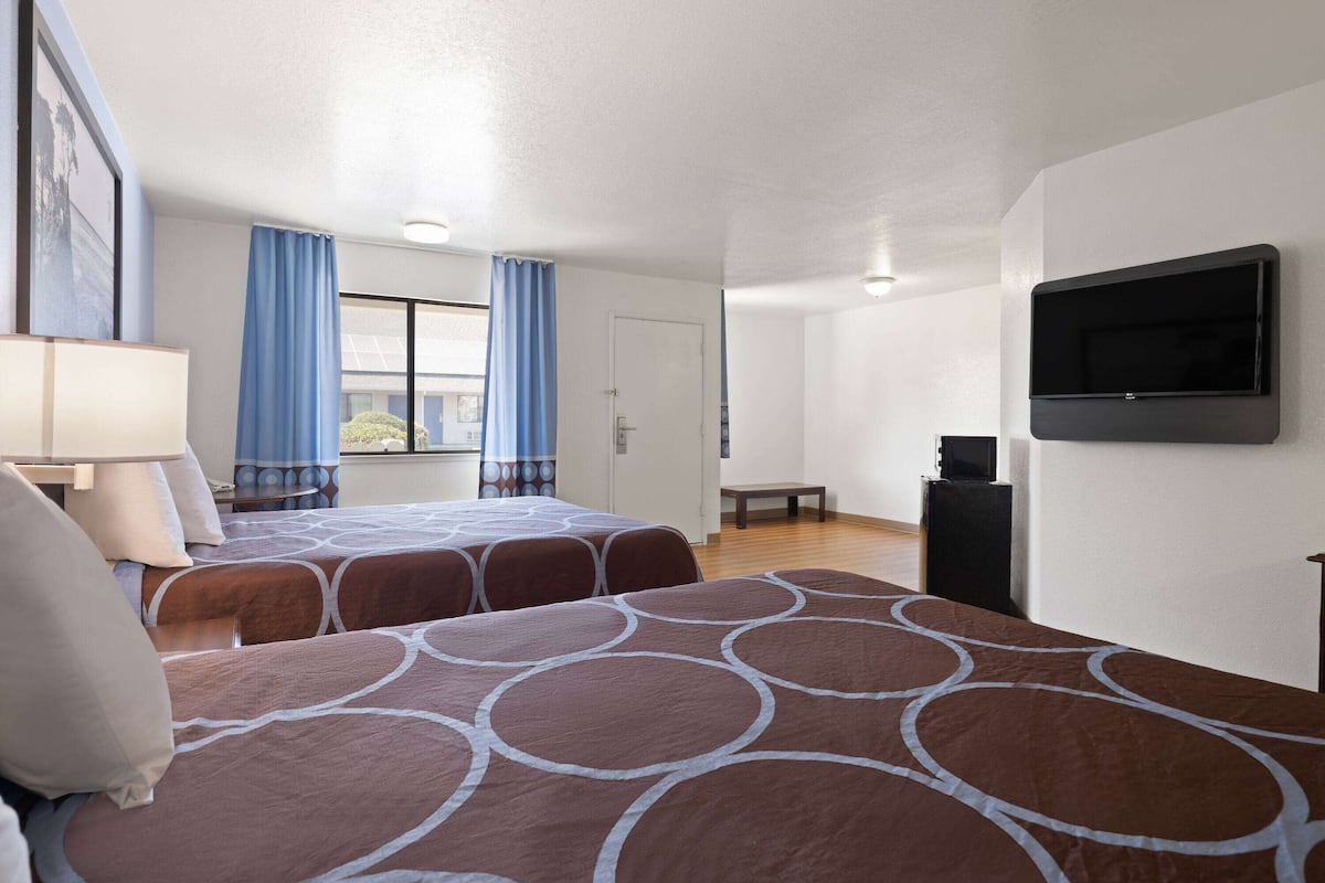 Deluxe Room, 2 Queen Beds, Non Smoking
