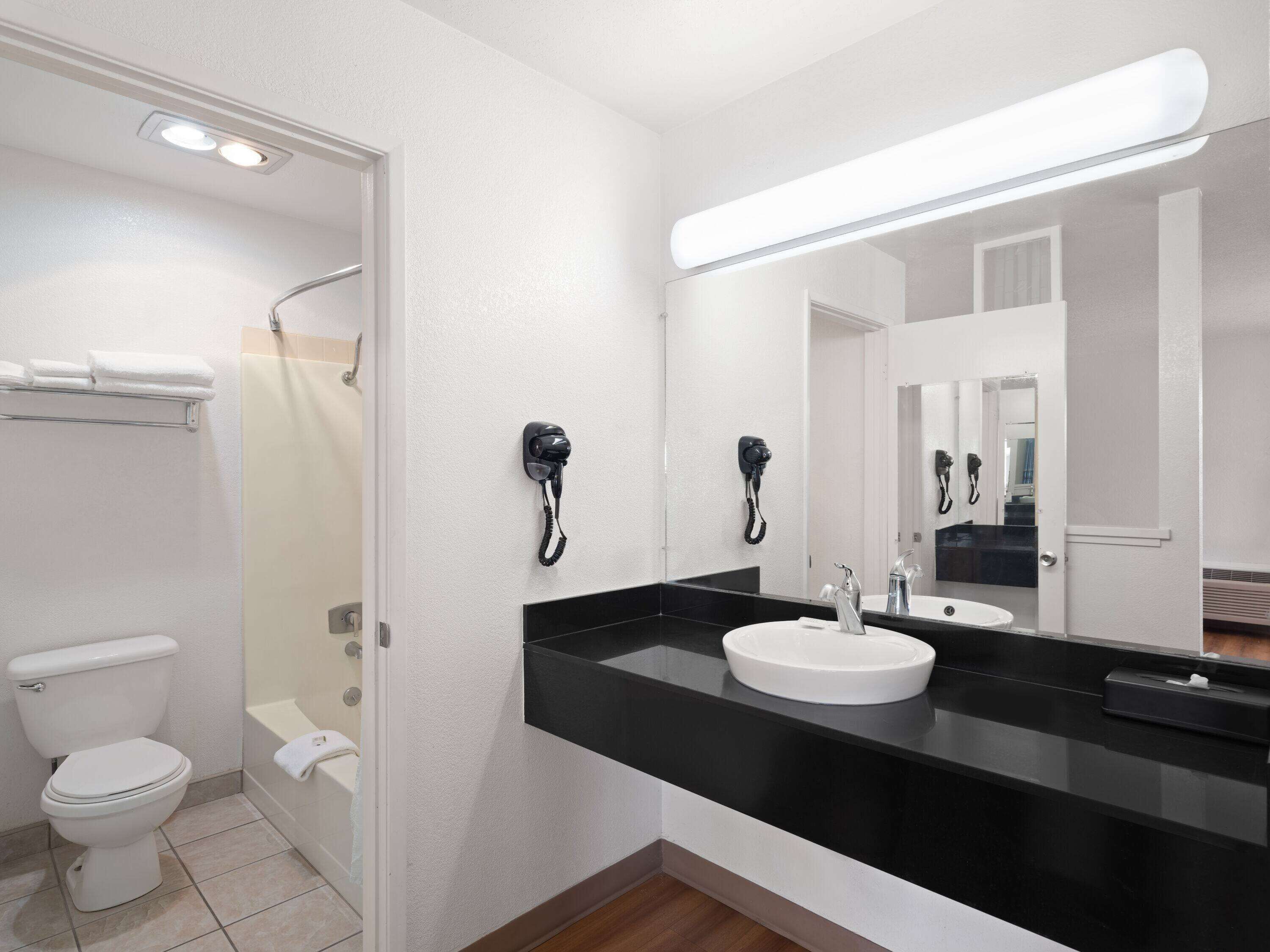 Camera Deluxe, 1 letto king, non fumatori | Bagno | Set di cortesia gratuito, asciugacapelli, asciugamani