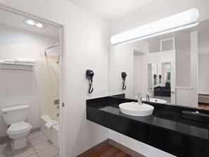 Deluxe Room, 1 King Bed, Non Smoking | Bathroom - Super 8 by Wyndham Dunnigan (Dunnigan)