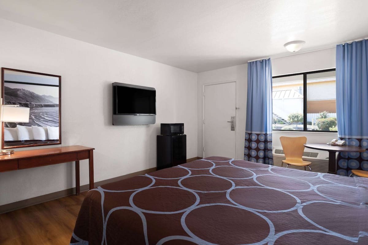 Desk, laptop workspace, iron/ironing board, free WiFi