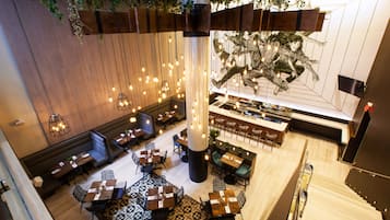 Breakfast, lunch, dinner served; American cuisine, al fresco dining