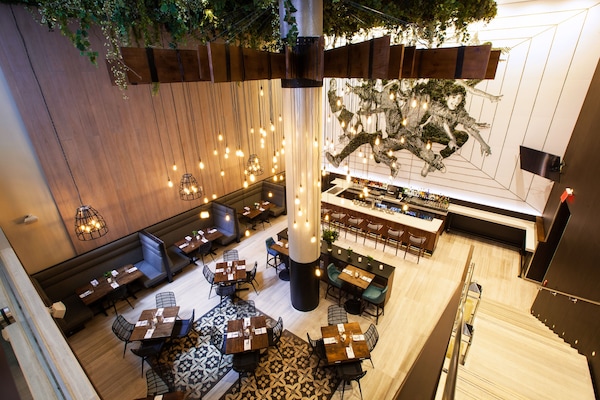 Breakfast, lunch, dinner served; American cuisine, al fresco dining