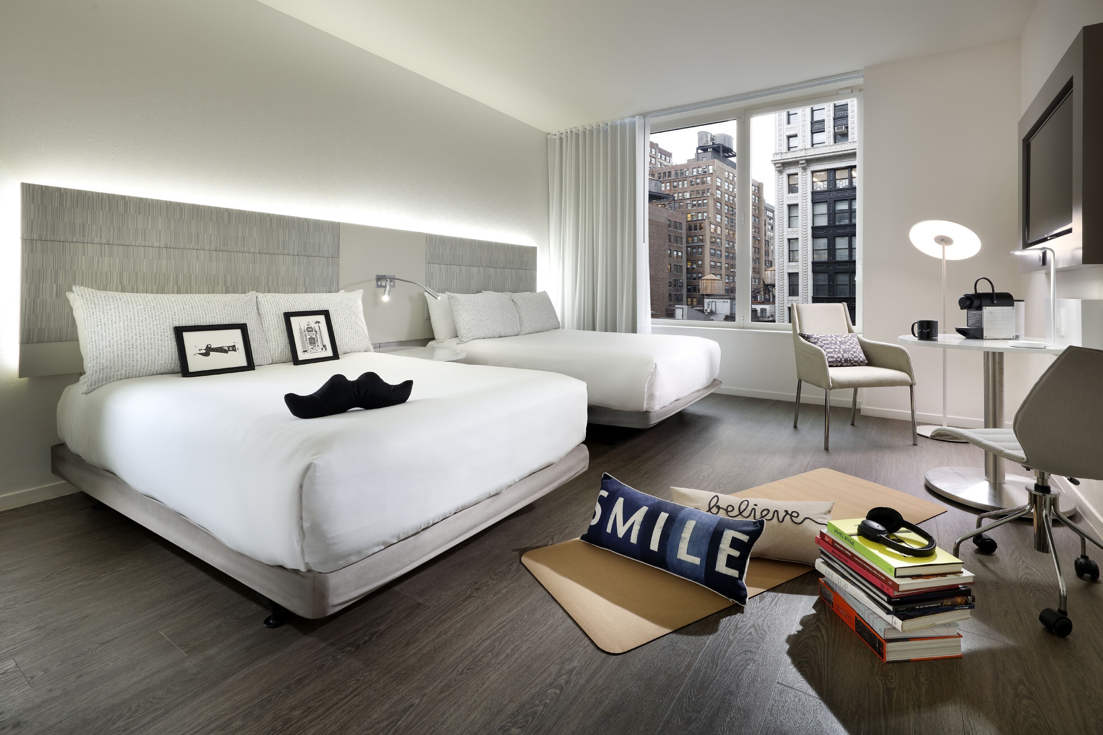 Roupas de cama premium, cofres nos quartos, cortinas blackout