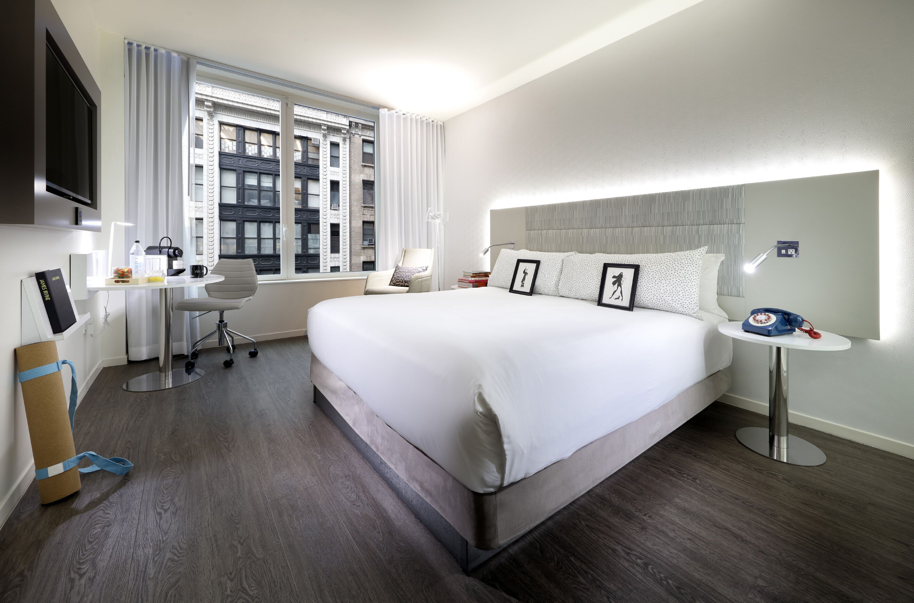 Roupas de cama premium, cofres nos quartos, cortinas blackout