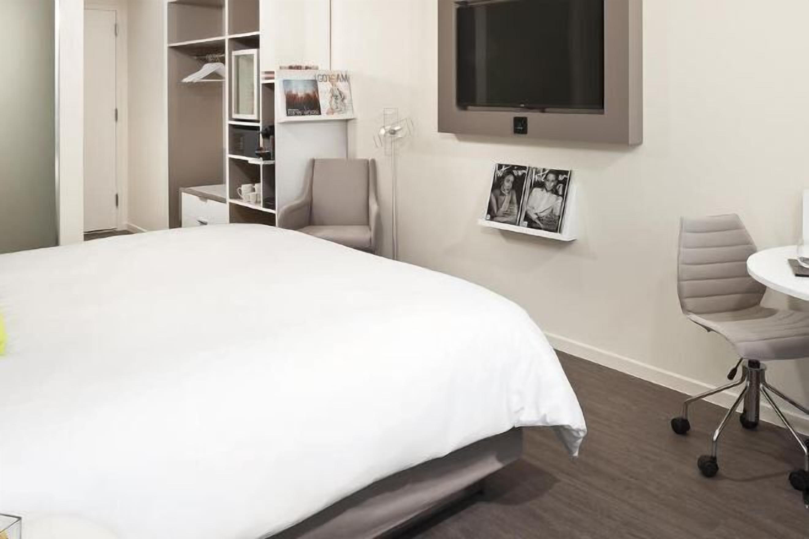 Hochwertige Bettwaren, Zimmersafe, Schreibtisch, Verdunkelungsvorhänge