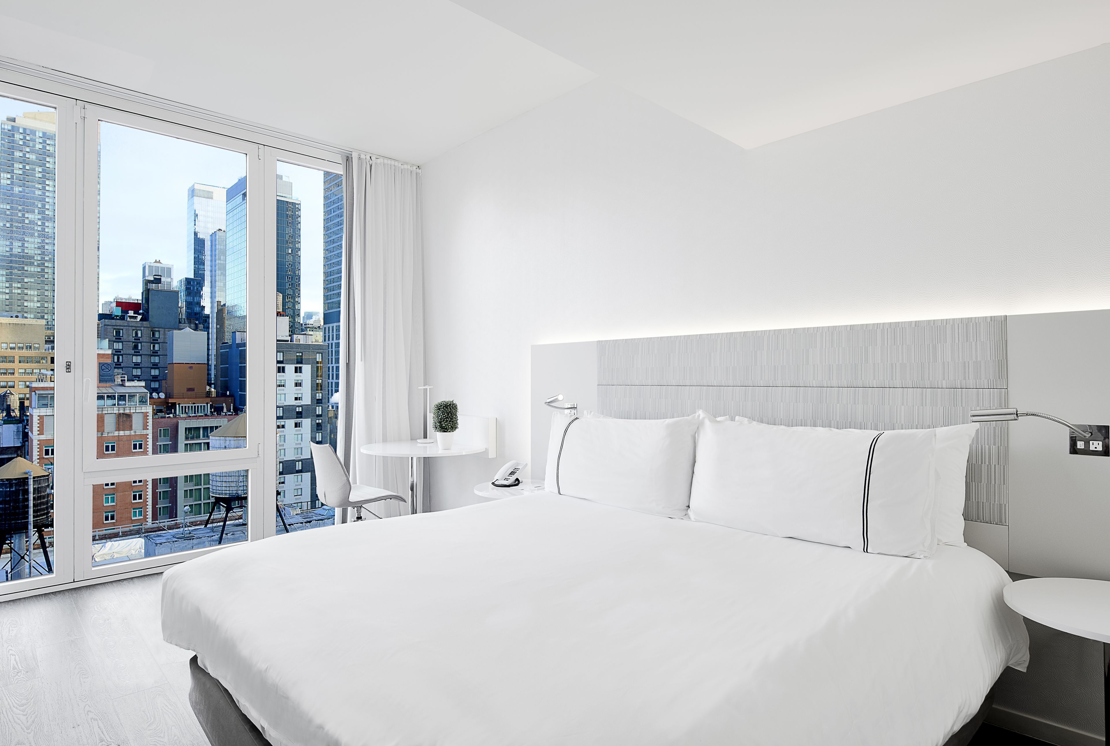 Roupas de cama premium, cofres nos quartos, cortinas blackout