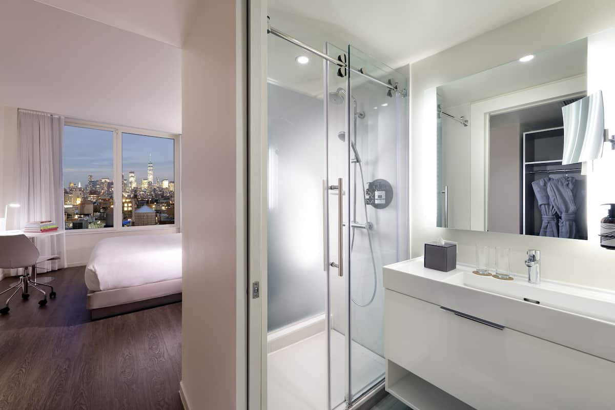 The Family Loft City View | Bagno | Set di cortesia firmato, asciugacapelli, pantofole, asciugamani