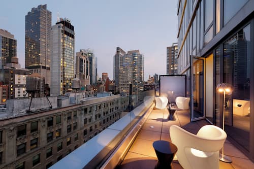 The Studio with Terrace - City View | Roupas de cama premium, cofres nos quartos, cortinas blackout