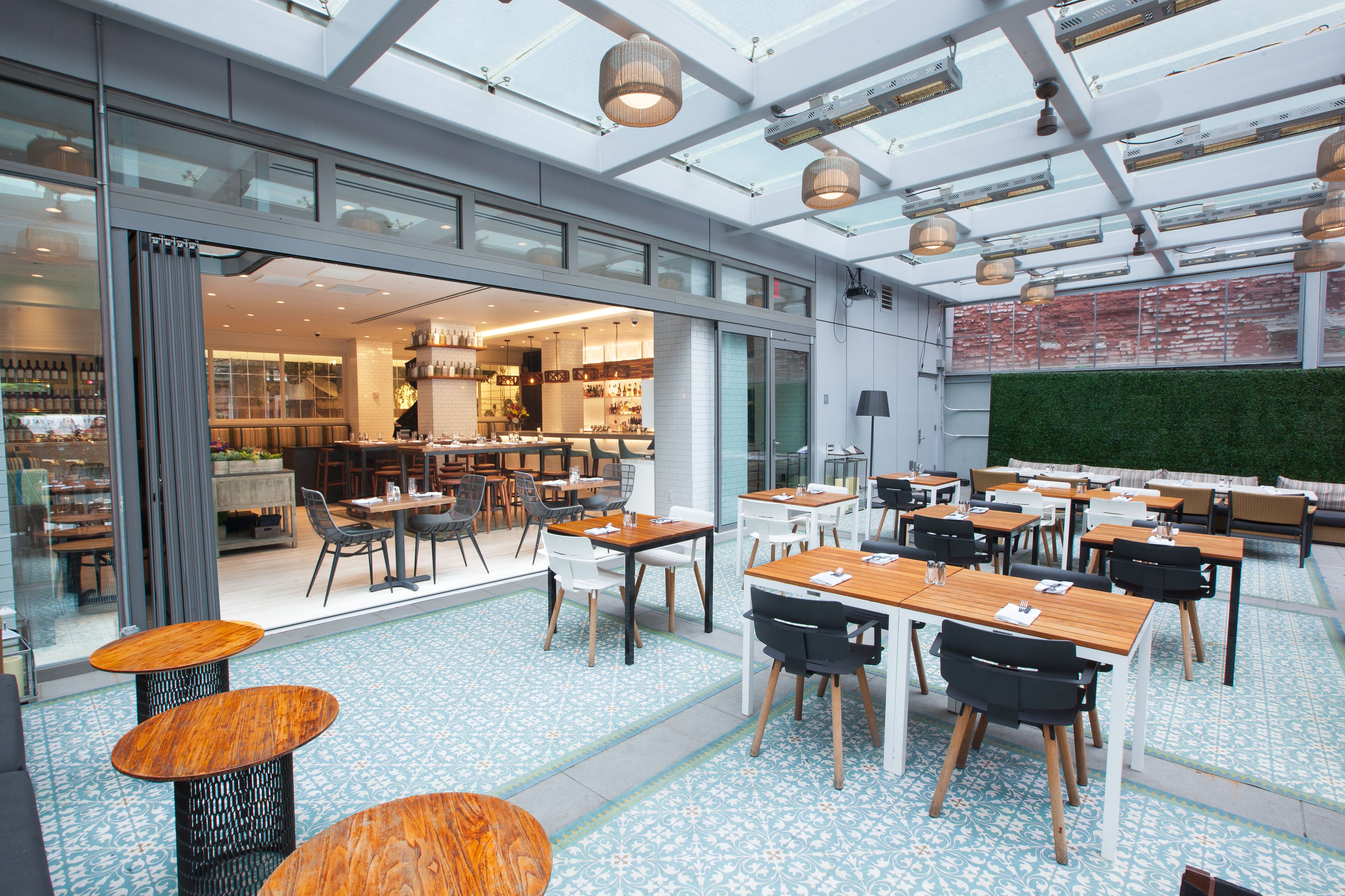 供应早餐、午餐和晚餐，美洲菜，室外就餐