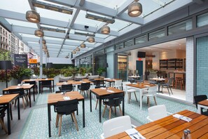 Café da manhã feito na hora todos os dias mediante uma taxa